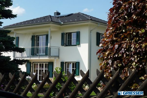 Griesser-Klappläden-mit-Montagerahmen-1-2-600x400