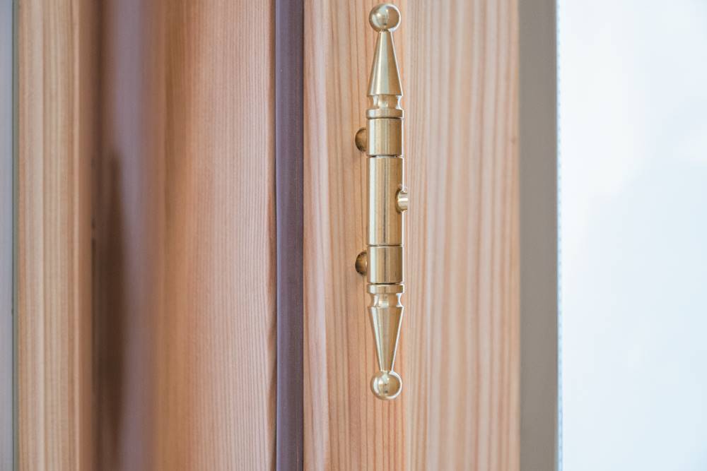 Kastenfenster-Tirol_Zierkopfband_messing-poliert